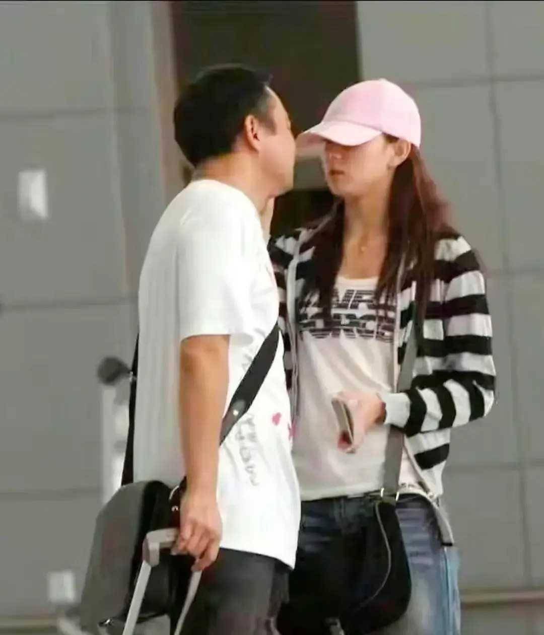 42岁胡静与大12岁老公,脚踢行李箱索吻,果然会撒娇的女人命