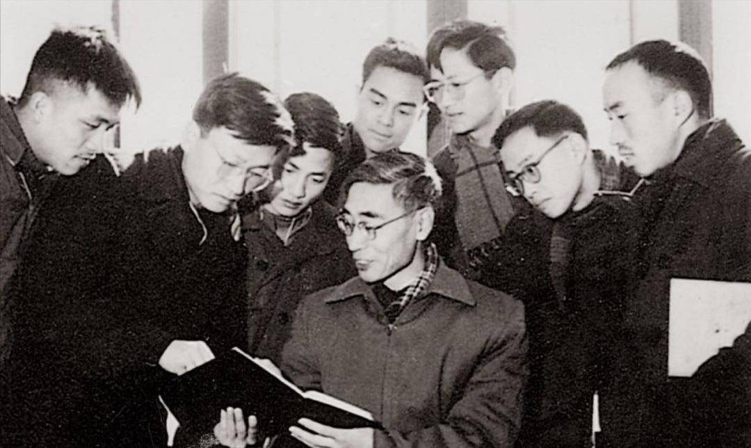 钱学森96岁生日宴上,一眼认出昔日老友,一个问题让二人百感交集