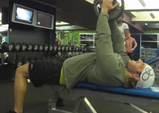 照着这4组动作练,你的胸肌中缝可以夹笔!