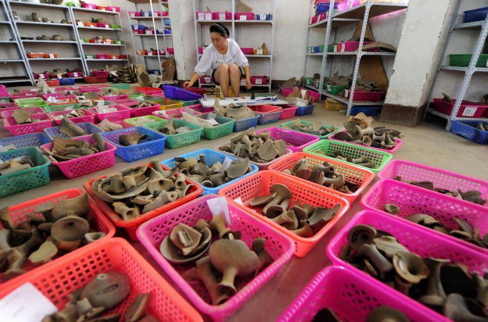 02年香港举办国际拍卖会,专家指着现场两件宝贝惊呼:文物失窃了