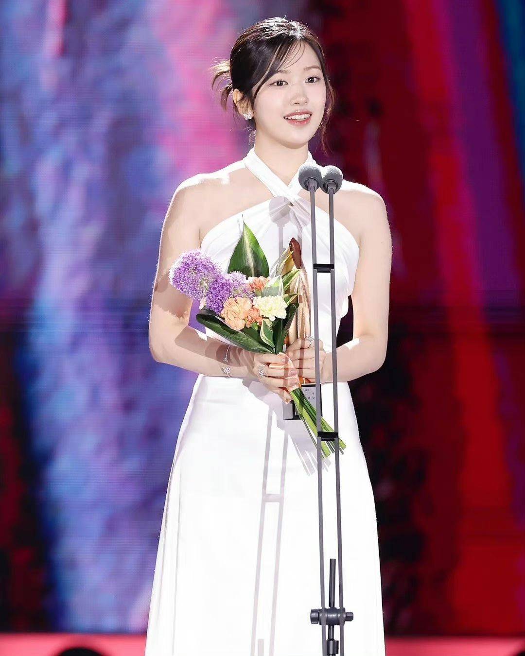 被"膀大腰圆"的汤唯惊艳,不穿暴露礼服却艳压群芳_裙子_款式_郑秀晶