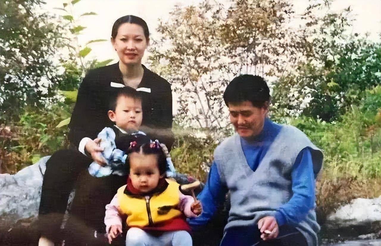 由于自己当初没怎么读过书,所以赵本山便将二女儿妞妞送到国外