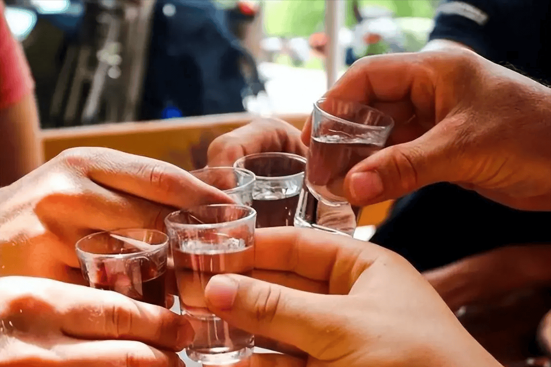 59岁男子查出胃癌晚期,回家疯狂喝酒打牌,拒绝治疗:要开心的走