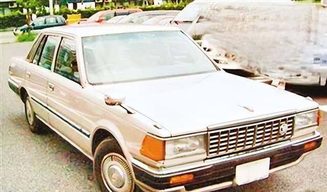 为弟弟买车之名,将消防大队的一辆正在服役的"拉达"牌轿车用4万元买下