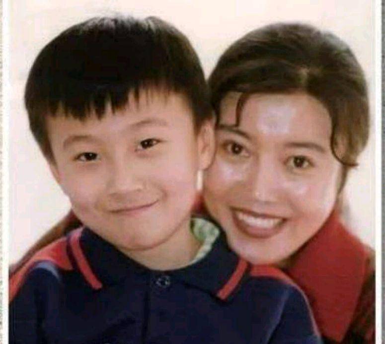 63岁丁嘉丽满头白发,2段婚姻4份感情终遭报应,被孙红雷伤最深