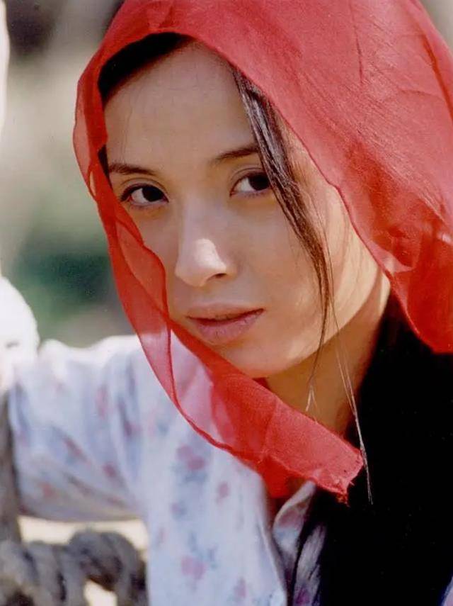 老干部靳东:与大9岁的江珊在一起5年,为何又转身娶了二婚的李佳