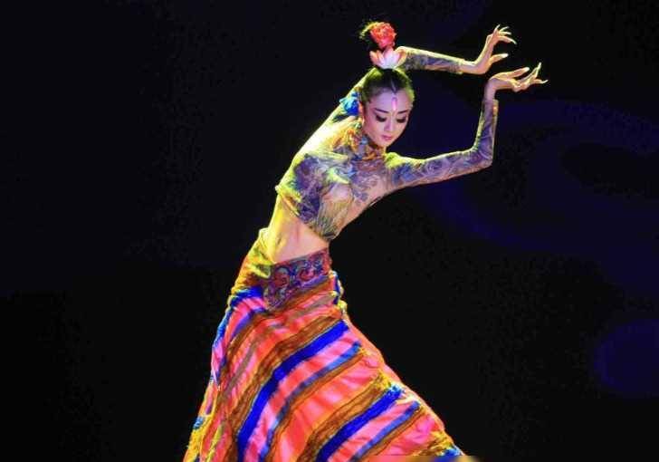 私生活太过糜乱,就连上厕所和洗澡都全靠男助理!