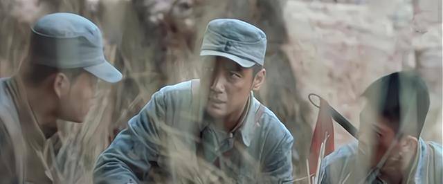 抗战时,一伪乡长暗地通知新四军:今晚我不在,你们到时候来抢枪_杨震