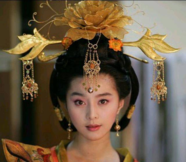 此时最应该反抗,可是就连他也没有办法与皇权做斗争,杨玉环一个弱女子