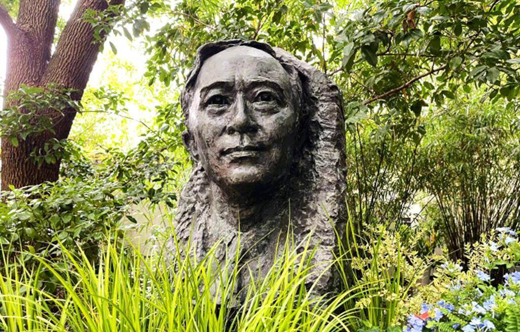 孙道临女儿孙庆原现身,向上影捐赠父亲铜像,为何没从事艺术工作