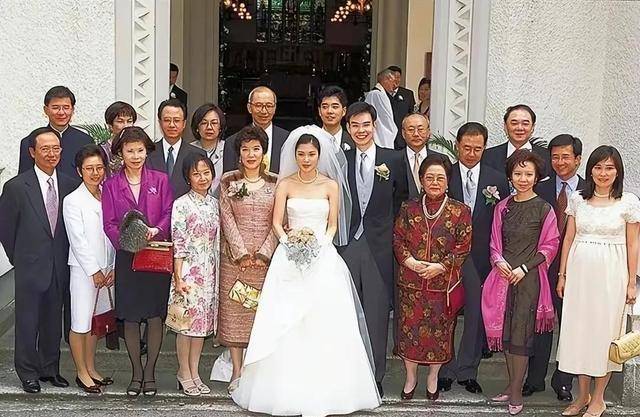 2001年, 罗宝盈与东亚银行副首席执行官李民桥大婚,婚礼场面十分隆重.