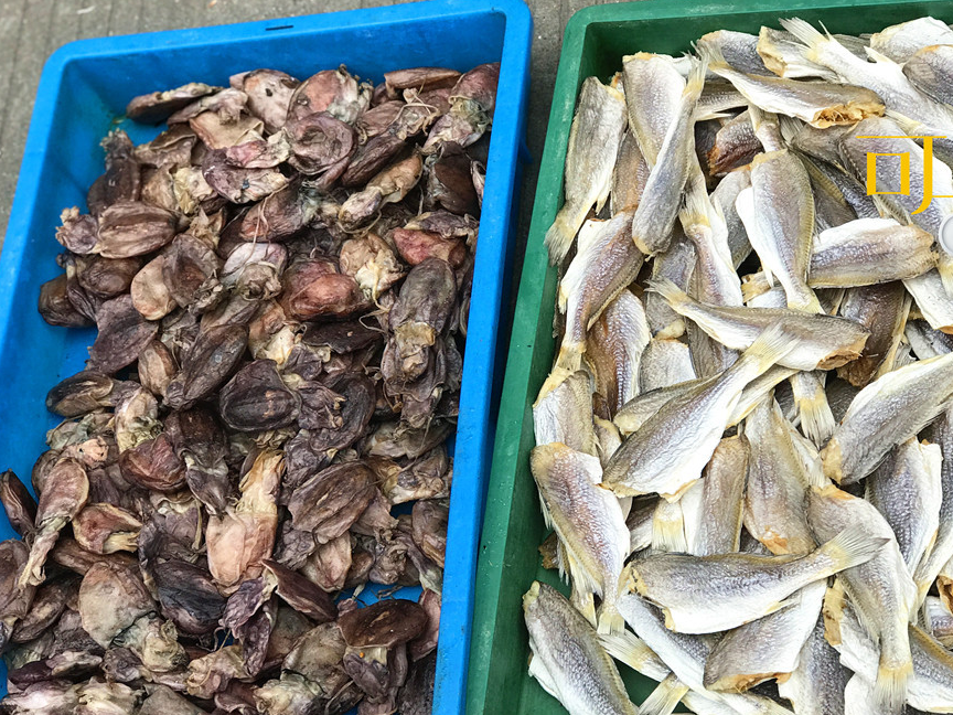 周末两口子去邱隘菜场买路边摊的三抱鳓鱼,15元钱吃了一顿早餐