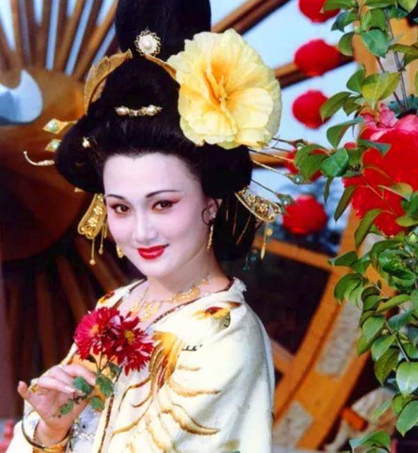 80年代第一美女,因长相太美被送632封情书,现状如何?