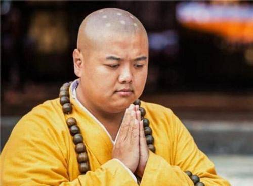 晚上,汉明帝突然做了一个梦,梦里他看到了两个身材魁梧,且头顶有光环