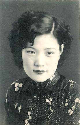 这位年轻的女子叫安娥,怀里的孩子是她才满三个月的私生子,那搂着她的