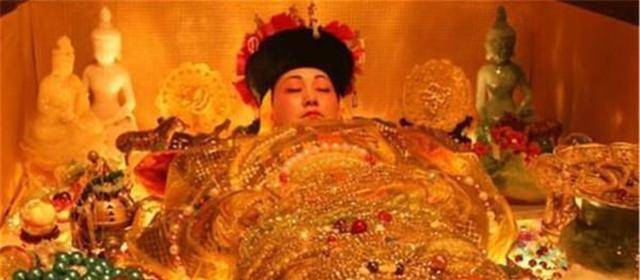 孙殿英盗窃乾隆皇帝墓葬时,为何要将其牙齿掰断?