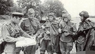 二战时苏军士兵为什么这么喜欢穿披风?_斗篷_装备_作用