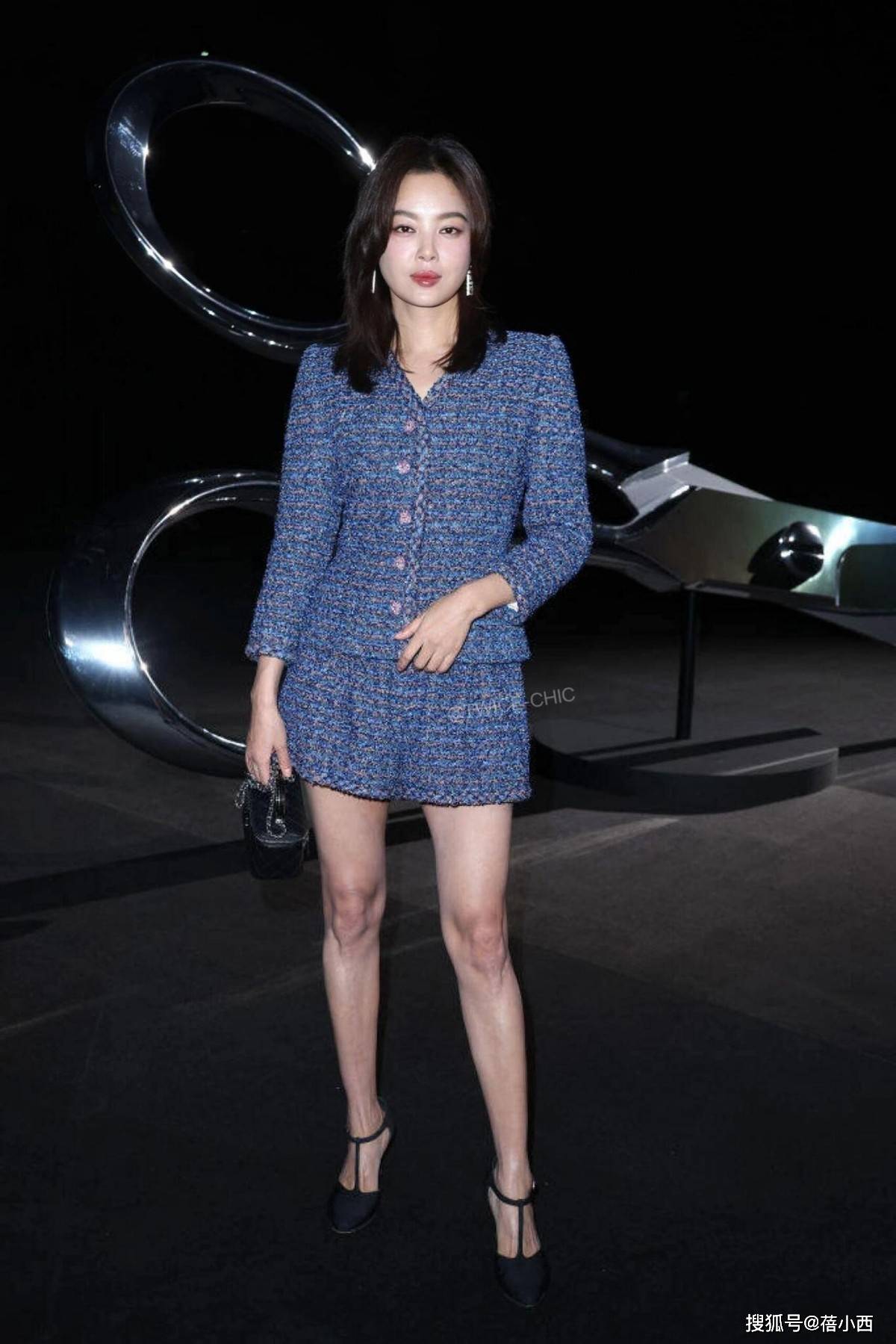 辛芷蕾在国外带火了一种贵妇穿法:短外套 短裤,微胖圆脸真优雅