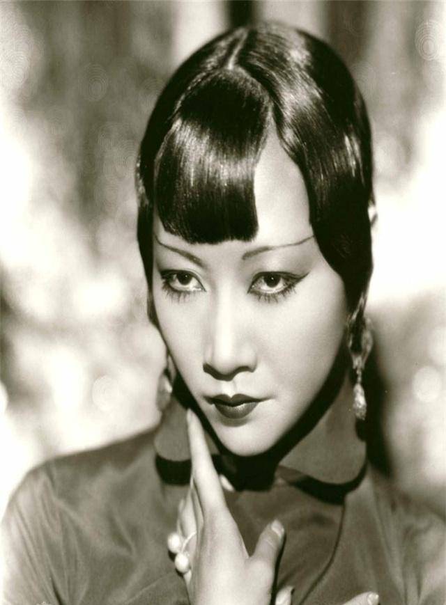 唐瑛也是一个多才多艺之人,她的嗓音非常甜美,身材极好,又善于打扮