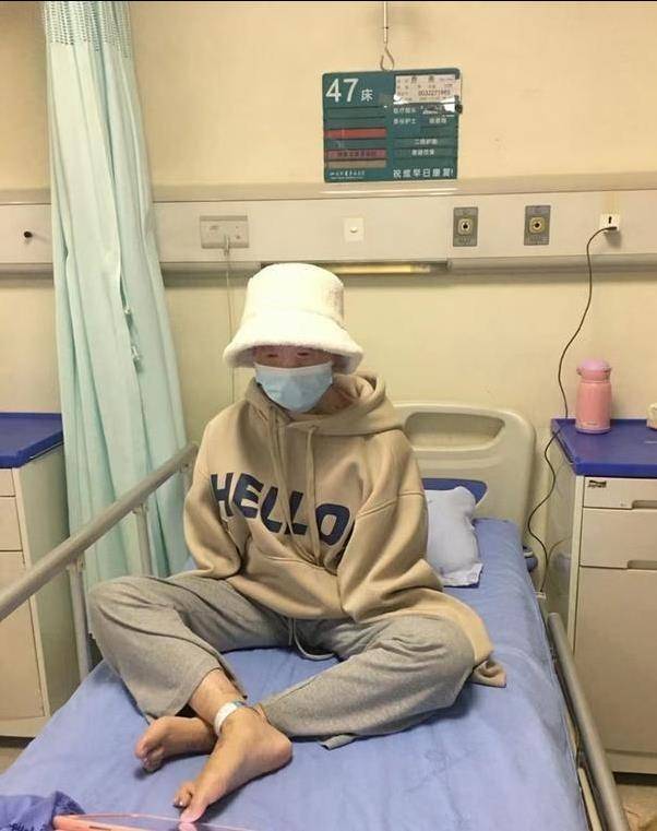 24岁女孩烧伤928天后现身,历经12次手术,失去双臂仍笑对生活