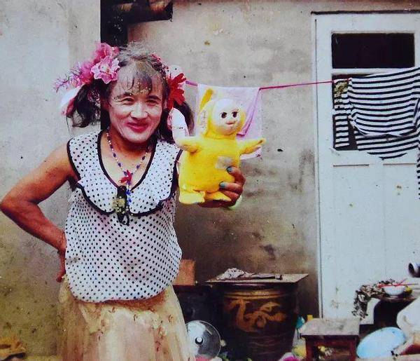 青岛"大喜哥",男扮女装16年,浓妆艳抹拾荒,故事让人心酸