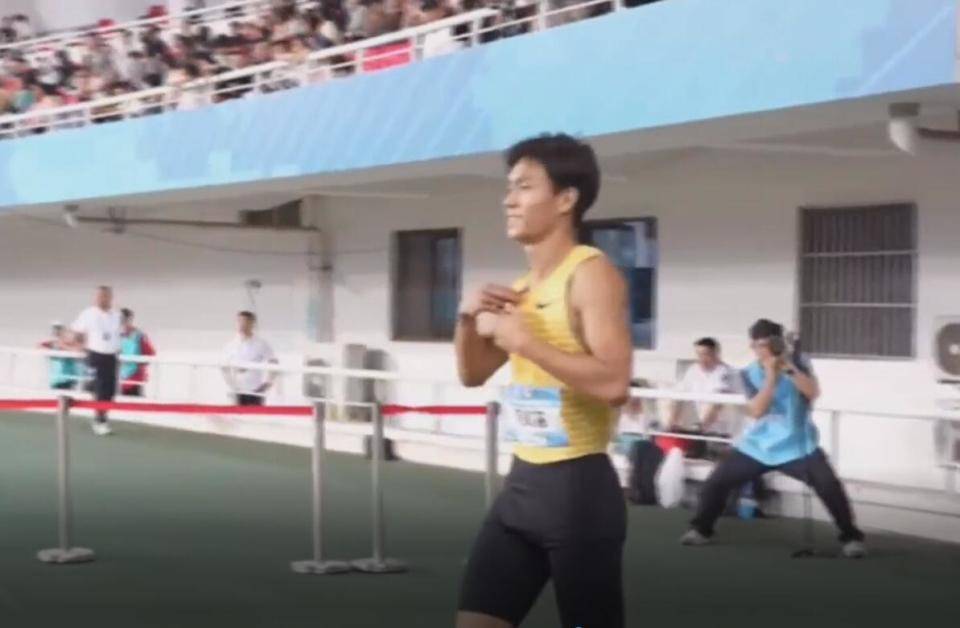 秒16选手,何锦櫶决赛跑出的10秒17,和前辈周伟,陈海健一起并列第十位