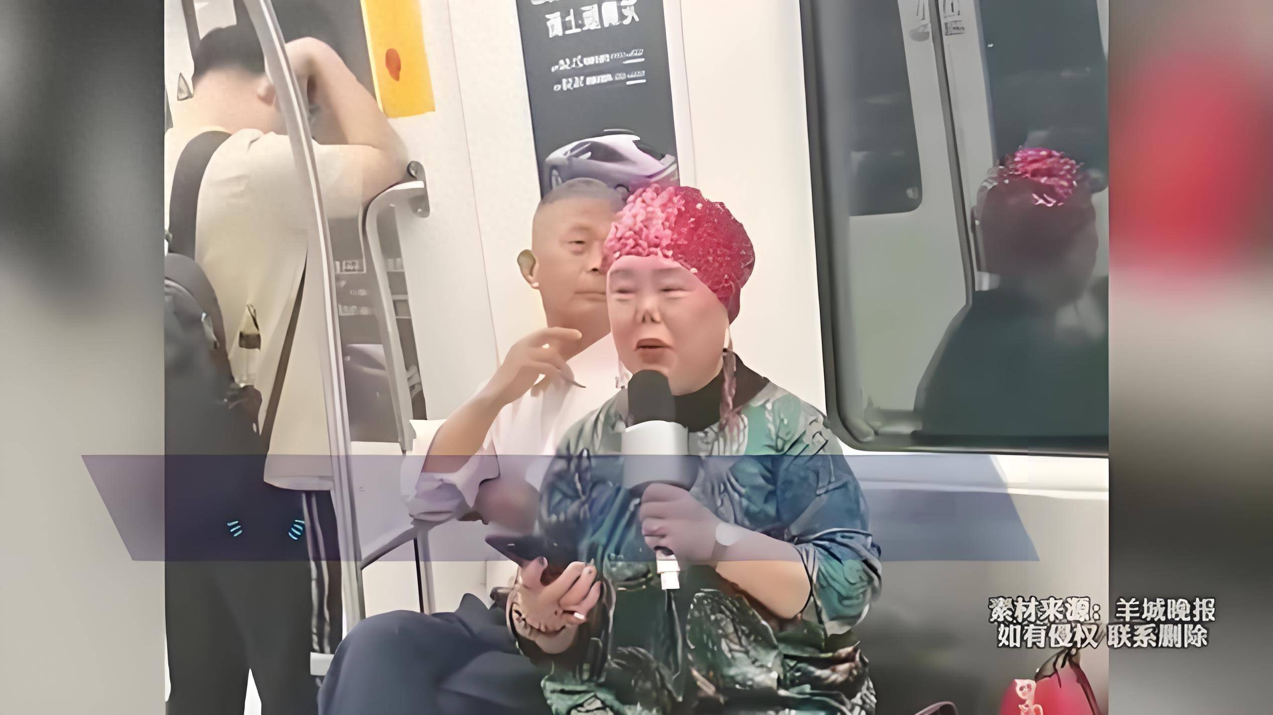 雷人大妈地铁开"演唱会",网友:她演八戒不用