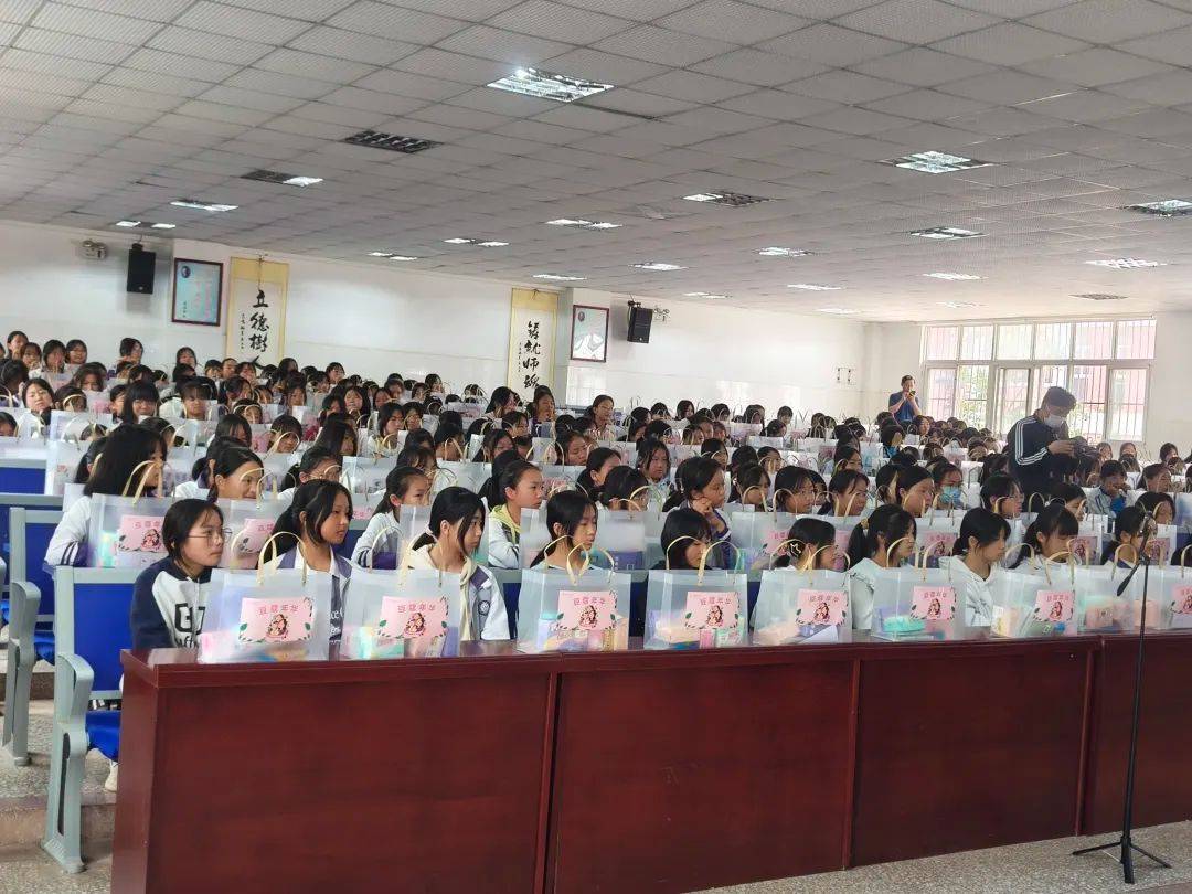 无锡灵山慈善基金会总监钱敏惠为大家介绍"豆蔻年华"项目,自慈善基金