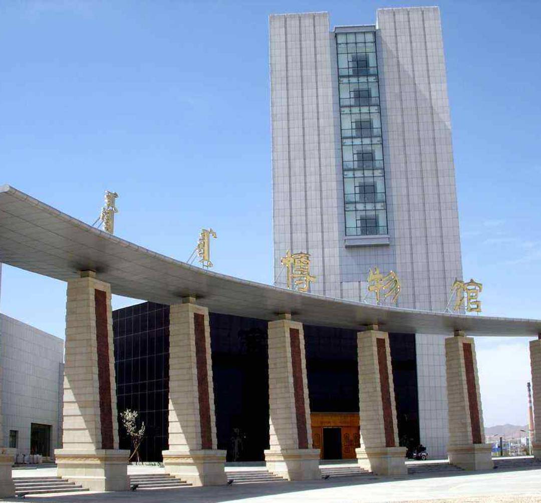 (翁牛特旗文博馆)王志富是旗文化馆的工作人员,但却并非十分专业的