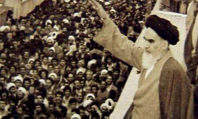 霍梅尼上台后民愤滔天,他用了三招平定民愤,太狠了