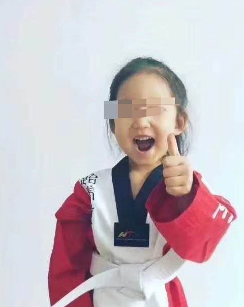 脚趾脚腕都是伤痕累累,大冬天让孩子只穿着睡衣光着脚在楼道里罚站