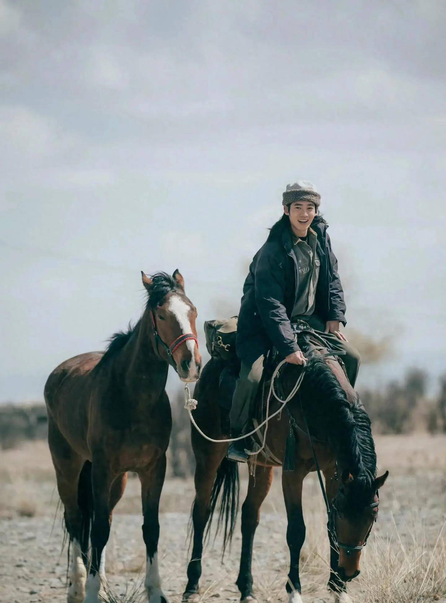 他在草原上自由自在,骑马驰骋天涯.面对文秀时,我总是忍不住想捉弄她.