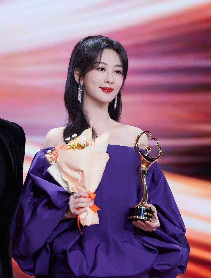 她凭借着《家有儿女》的成功,在圈内缺少资源,因此她需要一个个地找人