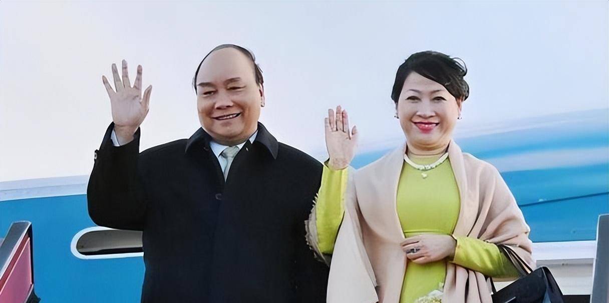 越南第一夫人旺夫脸:穿刺绣奥黛真富态,和泰国第一夫人平分秋色_陈月