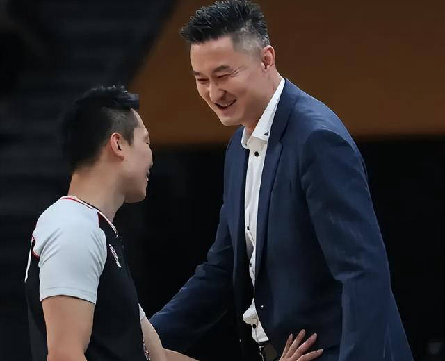 cba半决赛官方裁判阵容公布:闫军携手两名韩国裁判主持辽粤生死战