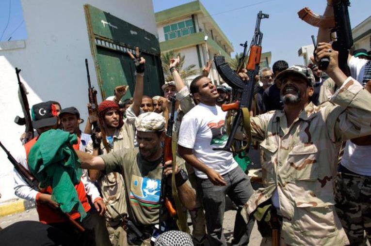 10月20日,卡扎菲在苏尔特被反动武装军抓获,惨遭虐待后被枪杀,利比亚