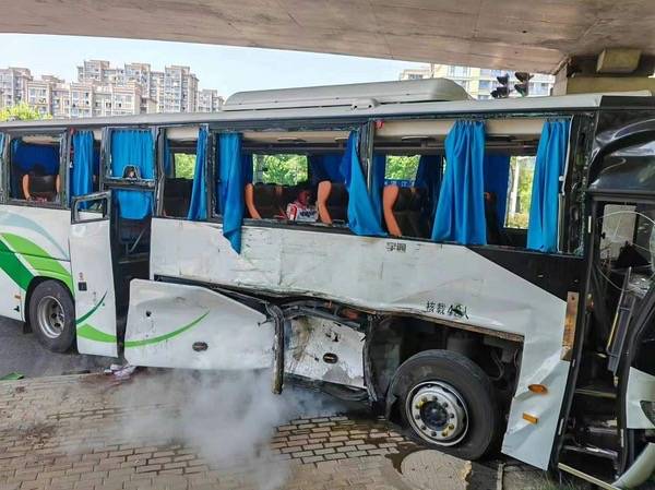 江苏南通渣土车与学生大巴车相撞酿惨剧,网友怒斥渣土车抢红灯