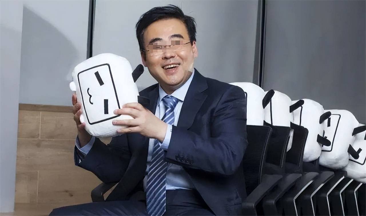 大瓜!46岁ceo与小20岁女员工热恋,两人合影流出,女方长相惊艳