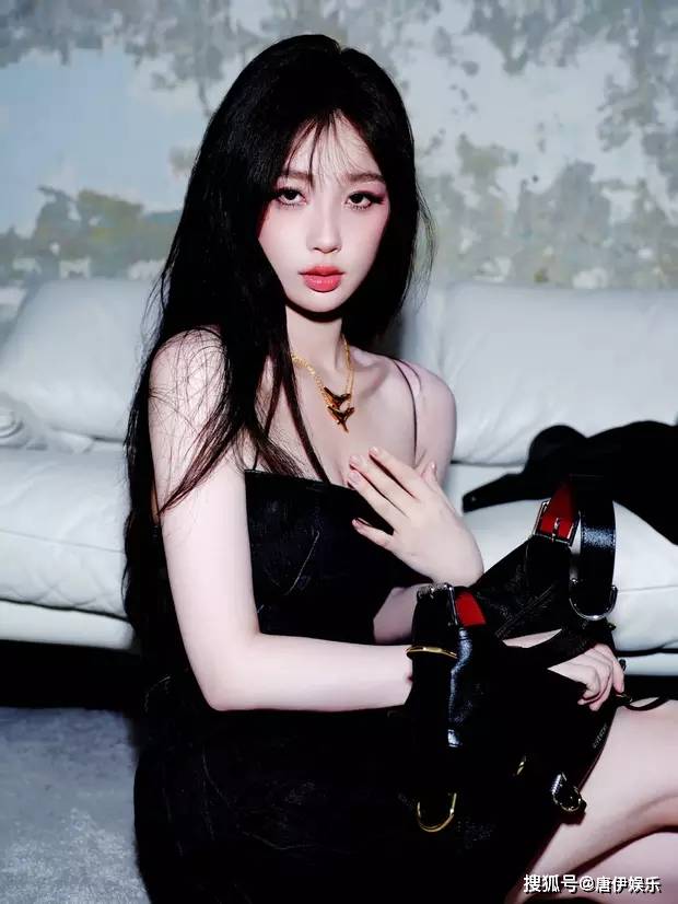 虞书欣牛仔裙美照曝光,甜酷兼具,性感撩人,白皙肤色超