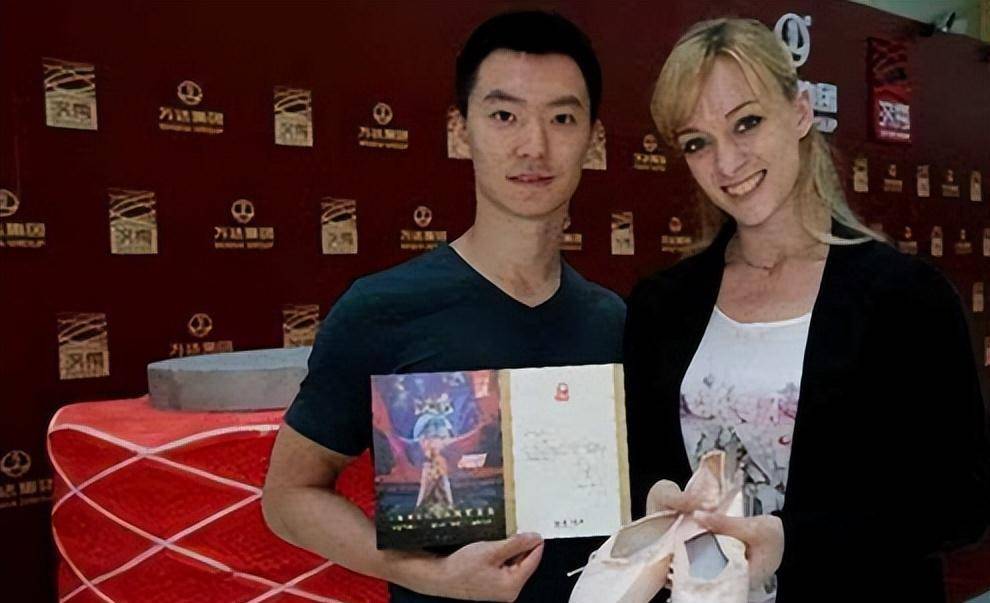 唐琮洋和塔雅获得王健林的赠礼2016年4月份,唐琮洋和塔雅加入了汉秀