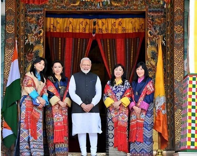 纳旺南嘉是当地有名的活佛,后来转世成为四姐妹的舅祖父——夏尊