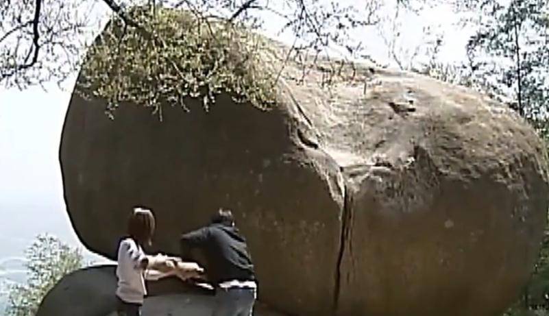 32吨重的大石头,多人合力都无法撬动,7岁小女孩却能轻松推动