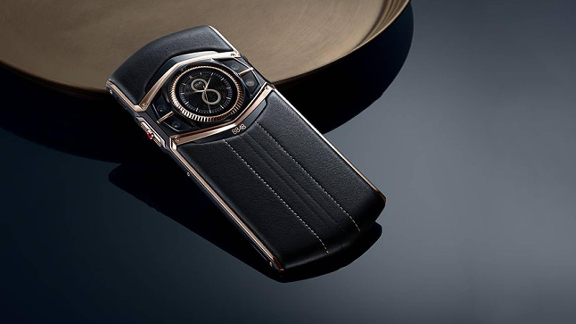 夹在中间的是8848手机,很多人都说那是智商税,已经消失在人海中了.