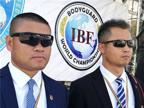 中国第一保镖:一人能打倒30壮汉,巴菲特点名要找的人,时薪28万