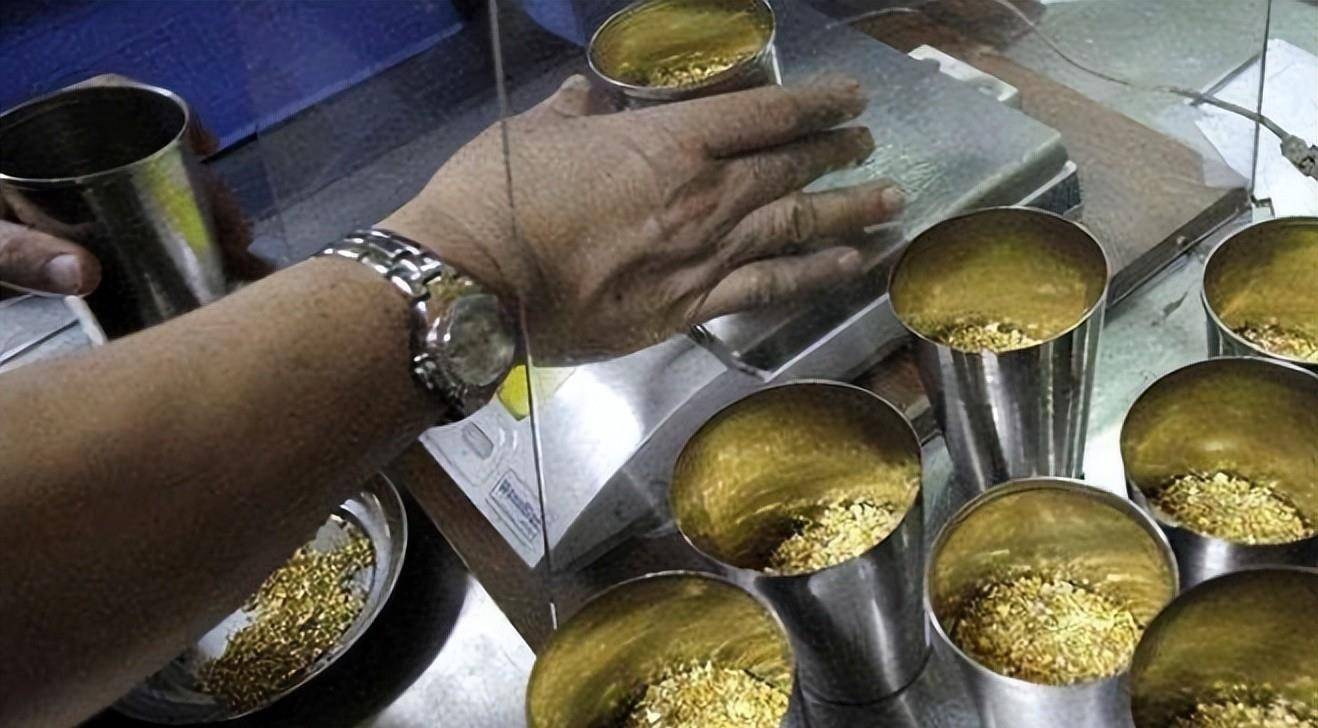 他积攒6.8吨尿液来提炼黄金,实验中意外发现的物质,造福了世界