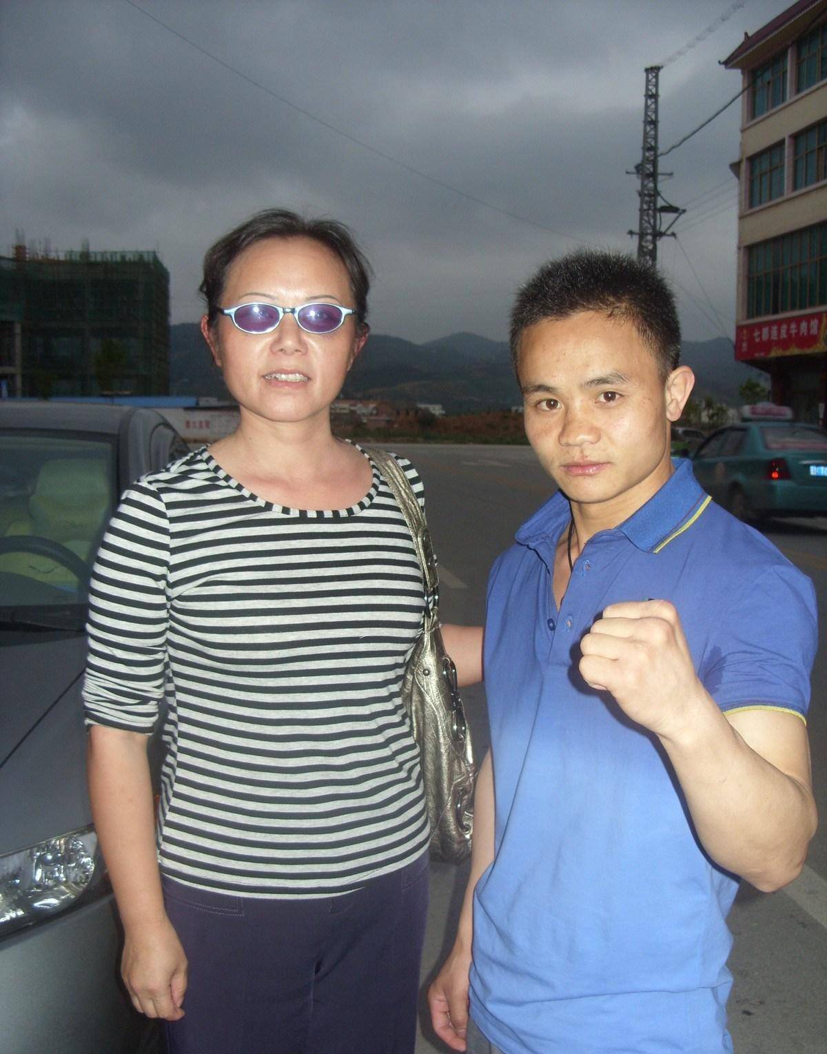 2012年,1米55中国矿工成为世界拳王,娶了以兄妹相称的美女主播