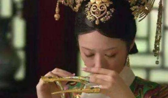 清朝妃子为何总戴长指甲套?除了美观之外,更多的是为了方便皇上