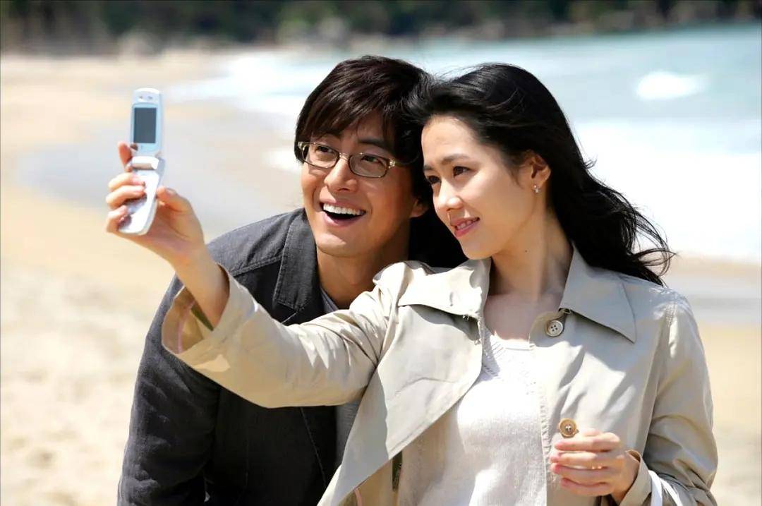 2015年裴勇俊和比自己小13岁的韩国女团成员朴秀珍结婚,当年很多粉丝