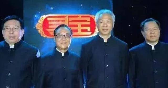 听到这个结论后,大妈马上愤怒不已,并坚持称这幅画是吴焕章老师的真迹