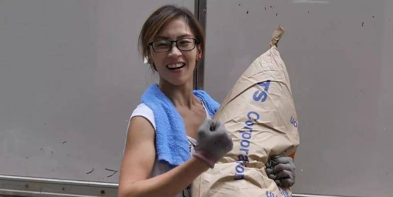 那位被称为香港"最美搬运工"的女孩,嫁给富二代后,现状如何?